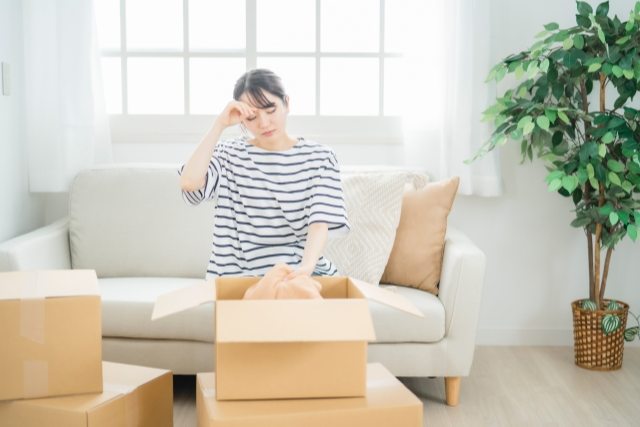 荷造りに苦労する女性